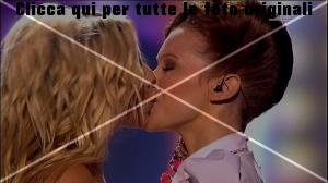 esc-finale-2013 (10) finlandia-bacio-lesbo