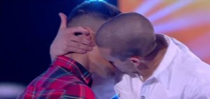 alessio-gabriele-amici-baci-30-aprile-2016-bacio-gay