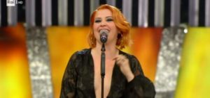 noemi-fuori-di-seno-sanremo-2018-1