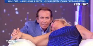 giucas-casella-ipnotizza-nadia-rinaldi-domenica-live-5