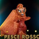 cantante-mascherato-pesce-rosso