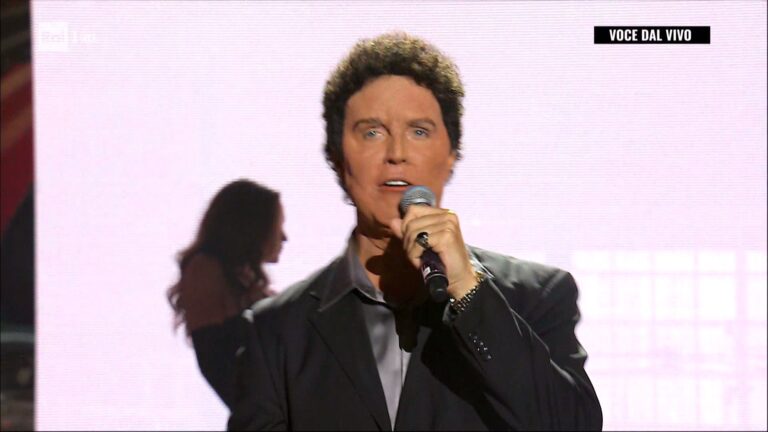 alex-belli-tom-jones-tale-quale-show (4)