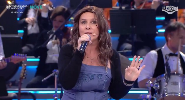 La Corrida: l’imitatrice di Cristina D’Avena canta Occhi di Gatto (video)