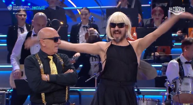 La Corrida: l’imitatore di Raffaella Carrà (video)