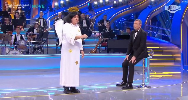 La Corrida: l’imitatore di Renato Zero che canta Cercami (video)